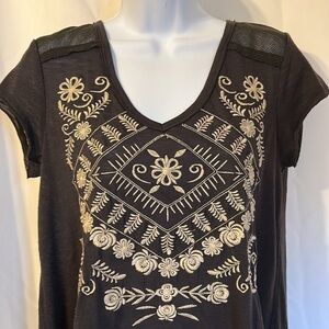 Clover & Scout Woman’s Size Medium Dark Gray Short Sleeve Embroidered Shirt